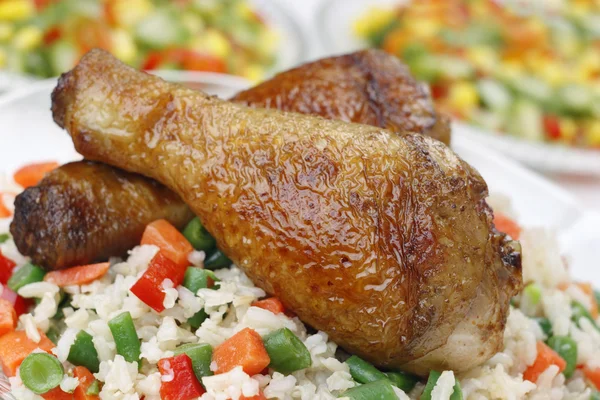 Kycklingklubbor med stekta grönsaker — Stockfoto