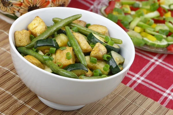 Kyckling med zucchini och gröna bönor — Stockfoto