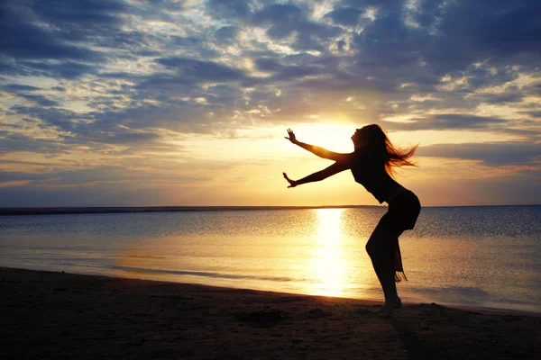 Bailando en el mar puesta de sol —  Fotos de Stock