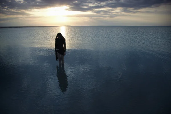 Одиночество у темного моря — стоковое фото