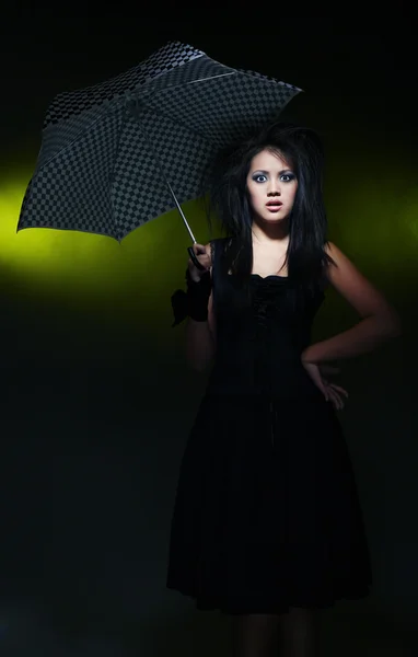 Женщина и зонтик — стоковое фото