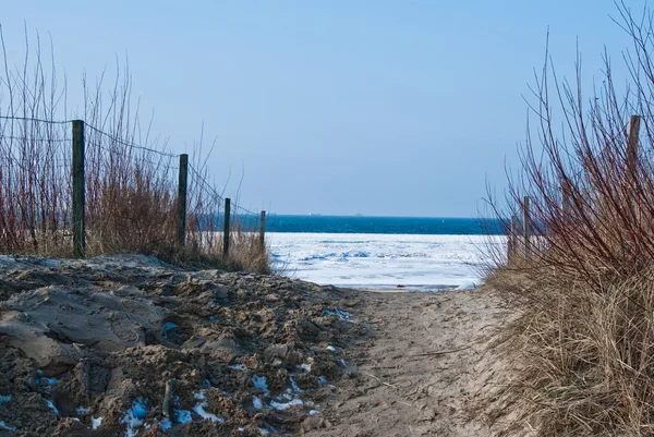 Plaj ve donmuş deniz bırakarak — Stok fotoğraf