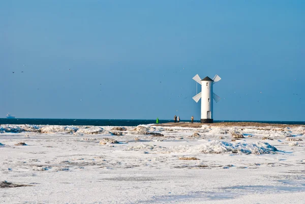 Ветряная мельница на берегу моря — стоковое фото
