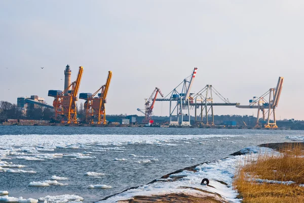 Elevadores grandes em um porto — Fotografia de Stock
