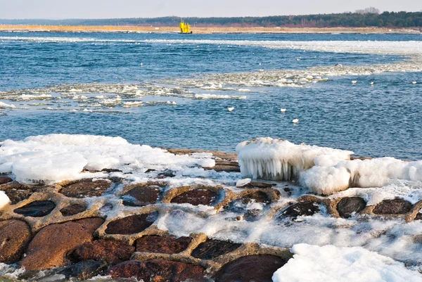 Frozen sea and stone seashore — Stock Photo, Image