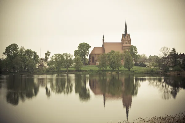 호수에 있는 교회 — 스톡 사진