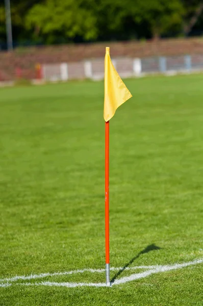 Bandera en el campo de fútbol — Foto de Stock