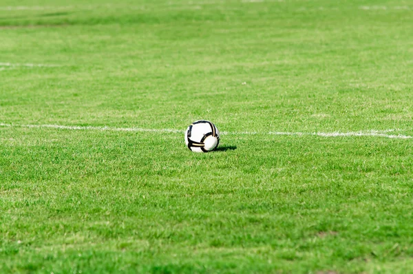 Bola no campo de futebol — Fotografia de Stock