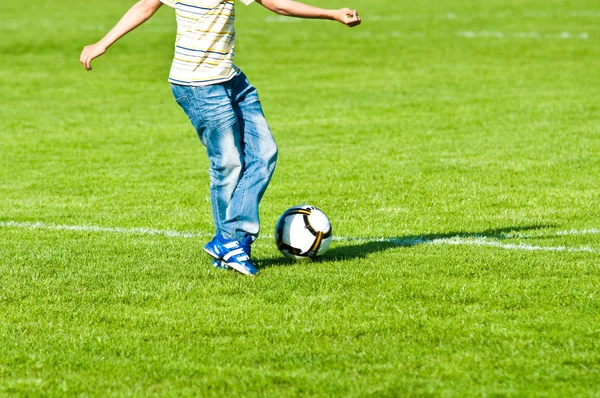 Ragazzo giocare a calcio — Foto Stock