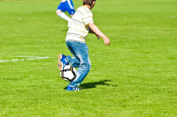Chico jugando fútbol —  Fotos de Stock
