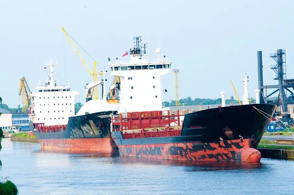 Navi portacontainer nel cantiere navale — Foto Stock