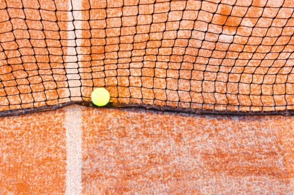 Tenisová síť a míč — Stock fotografie