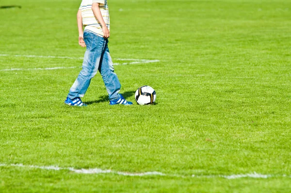 Pojke spelar fotboll — Stockfoto