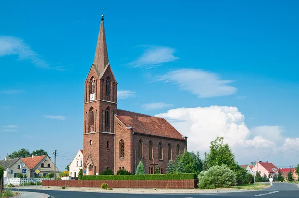 Готическая церковь с часами на башне — стоковое фото