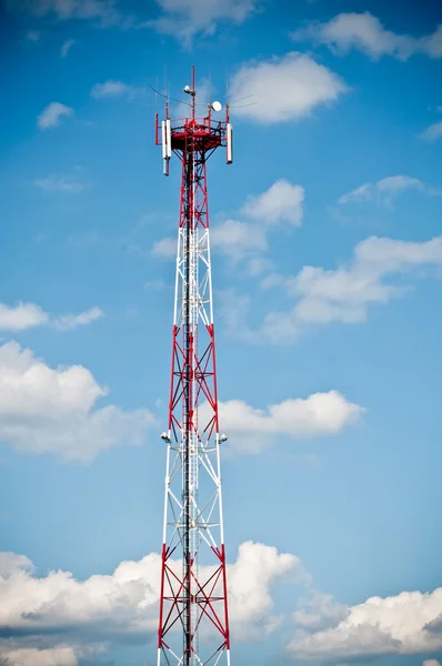 Telekommunikationen står hög på blå himmel — Stockfoto