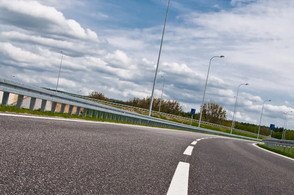 Krzywa na autostradzie asfaltowej — Zdjęcie stockowe