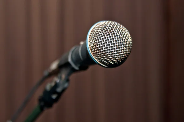 Microphone métallique sur scène avant le spectacle — Photo