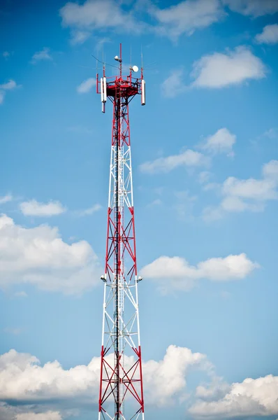 Telekommunikationen står hög på blå himmel — Stockfoto