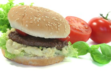 Taze sebzeli hamburger.