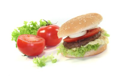 Taze sebzeli hamburger.