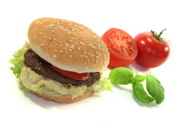 Taze sebzeli hamburger.