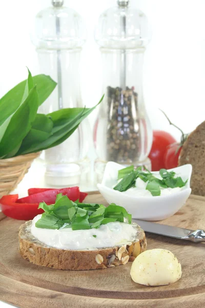 Cottage cheese bread with wild garlic — Stock Photo, Image