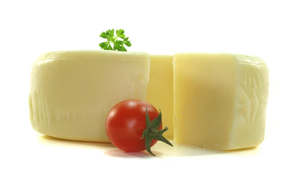 Roata de brânză cu o bucată de brânză — Fotografie, imagine de stoc