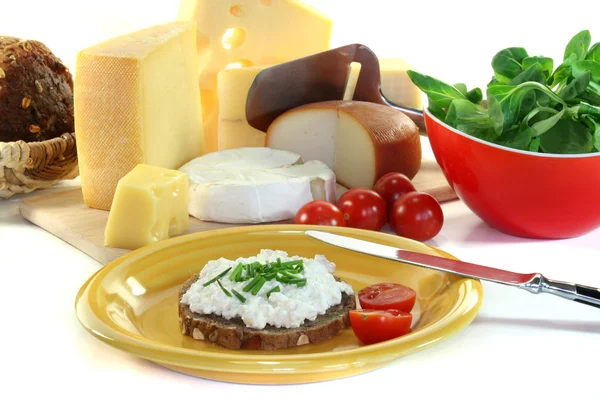 Pane cremoso al formaggio con erba cipollina — Foto Stock