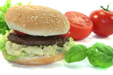 Taze sebzeli hamburger.