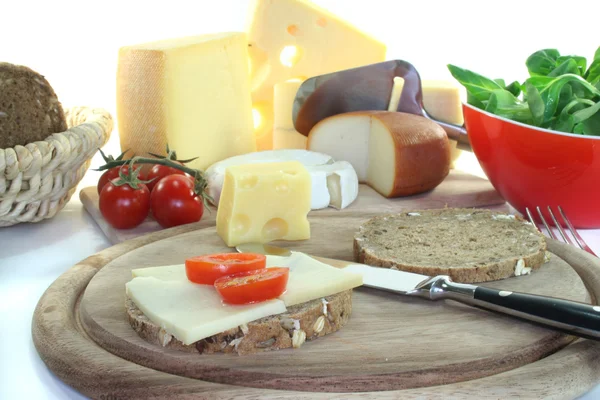 Peynir ekmek domates ile — Stok fotoğraf