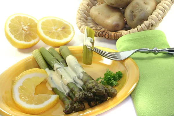 Asparagi verdi con salsa olandese — Foto Stock