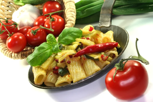 Nudlar med eldig chili och zucchini — Stockfoto