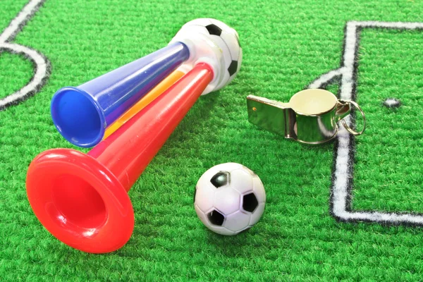 Футбольный рог с футболом — стоковое фото