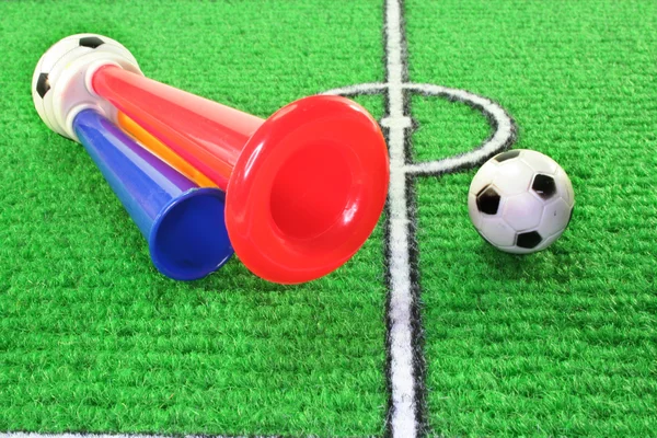 Футбольный рог с футболом — стоковое фото