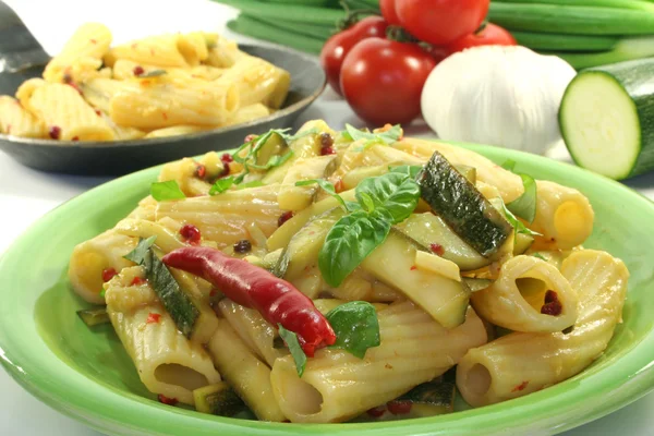 Tortiglione with fiery chili and zucchini — Stock Photo, Image