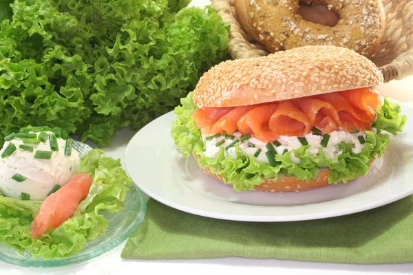 Bagel with cream cheese and salmon — Stock Photo, Image