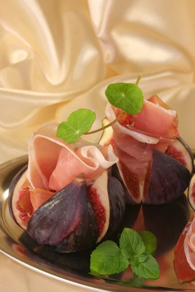 Figs with Serrano ham — Stock Photo, Image