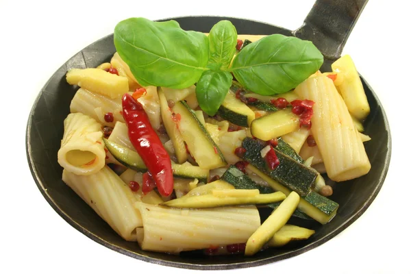 Tortiglione con peperoncino ardente zucchine — Foto Stock