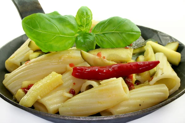 Tortiglione met vurige chili courgette — Stockfoto