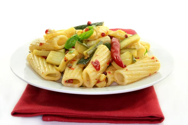 Tortiglione con peperoncino ardente zucchine — Foto Stock
