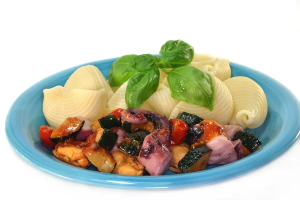 Sjømat og grønnsaker med pasta – stockfoto