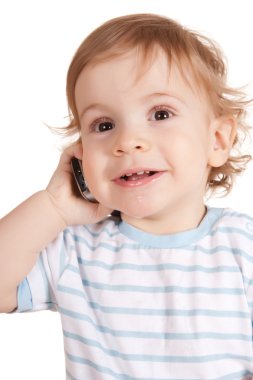 Telefonda konuşan küçük çocuk.