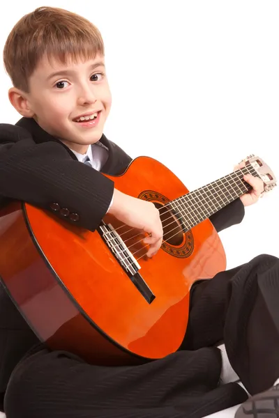 Băiatul cu o chitară acustică — Fotografie, imagine de stoc