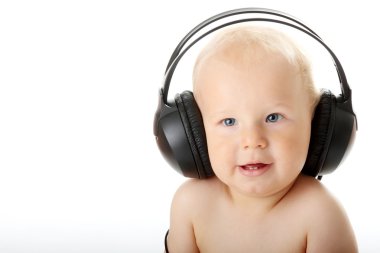 Kulaklıkla gülümseyen bebek.