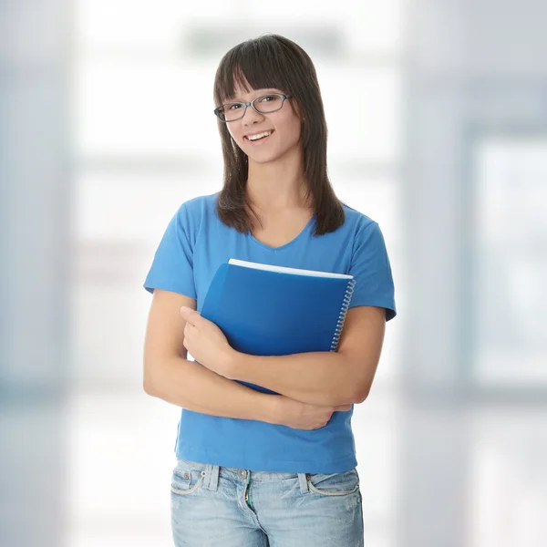 Adolescente estudiante chica con bloc de notas — Foto de Stock
