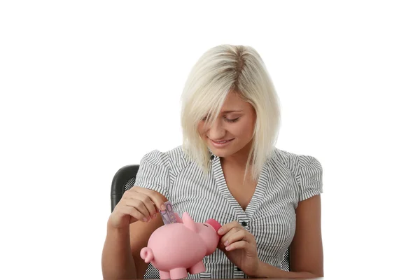 粉红猪存钱罐的女人 — 图库照片