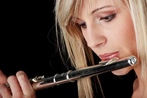 Портрет женщины, играющей на поперечной флейте — стоковое фото