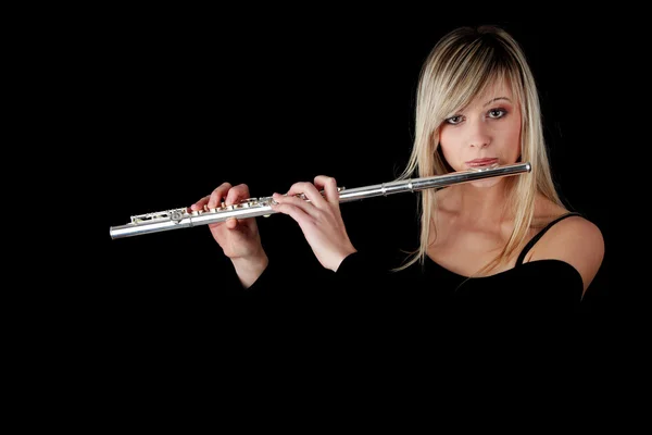 Retrato de una mujer tocando flauta transversal — Foto de Stock