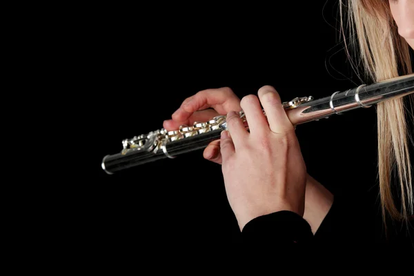 Retrato de uma mulher tocando flauta transversal — Fotografia de Stock