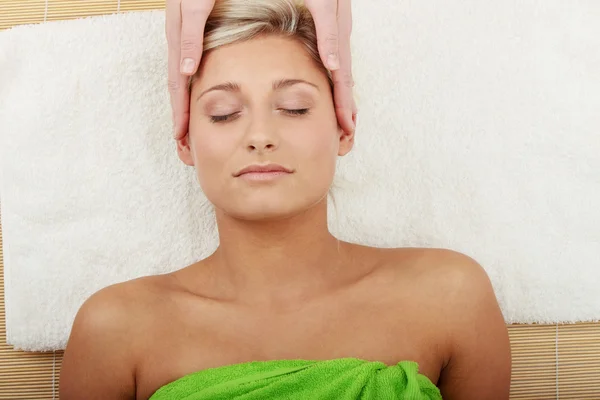 Hermosa mujer caucásica recibiendo tratamiento de spa — Foto de Stock